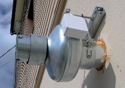 Foto eines Ventilators an einer Außenmauer.